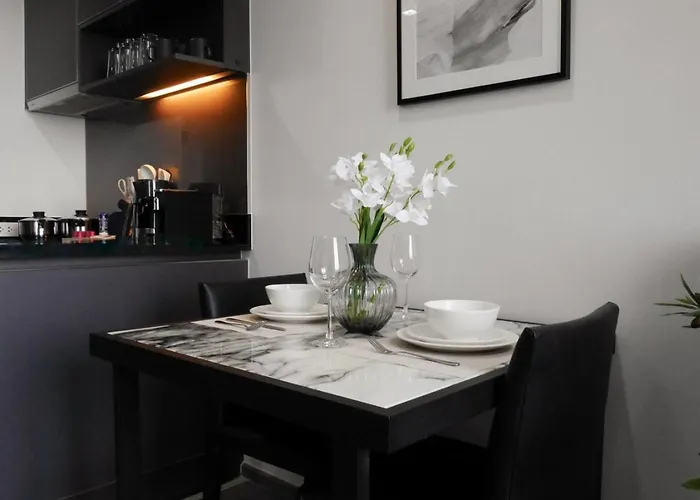 100 To Bts L High-rise Unitl Iconsiam Apartment