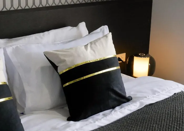100 To Bts L High-rise Unitl Iconsiam Apartment *