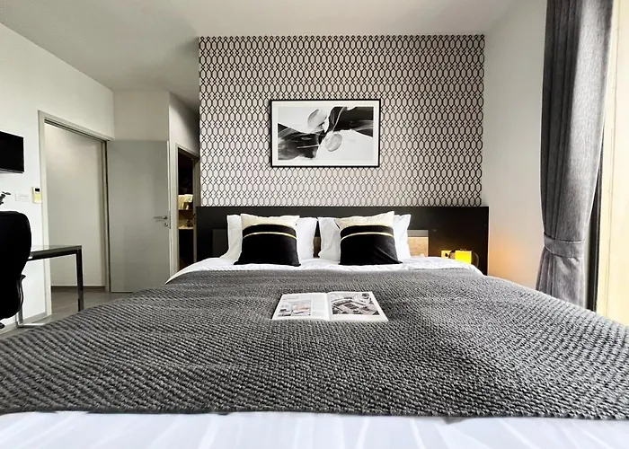 100 To Bts L High-rise Unitl Iconsiam Apartment Bangkok